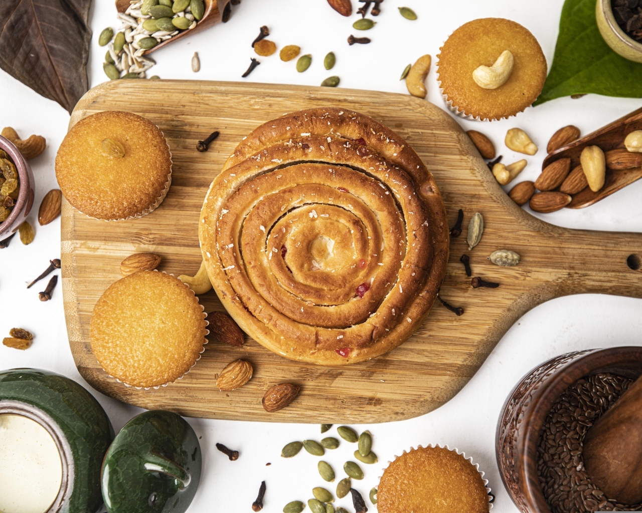 Сладкая выпечка на разделочной доске на столе