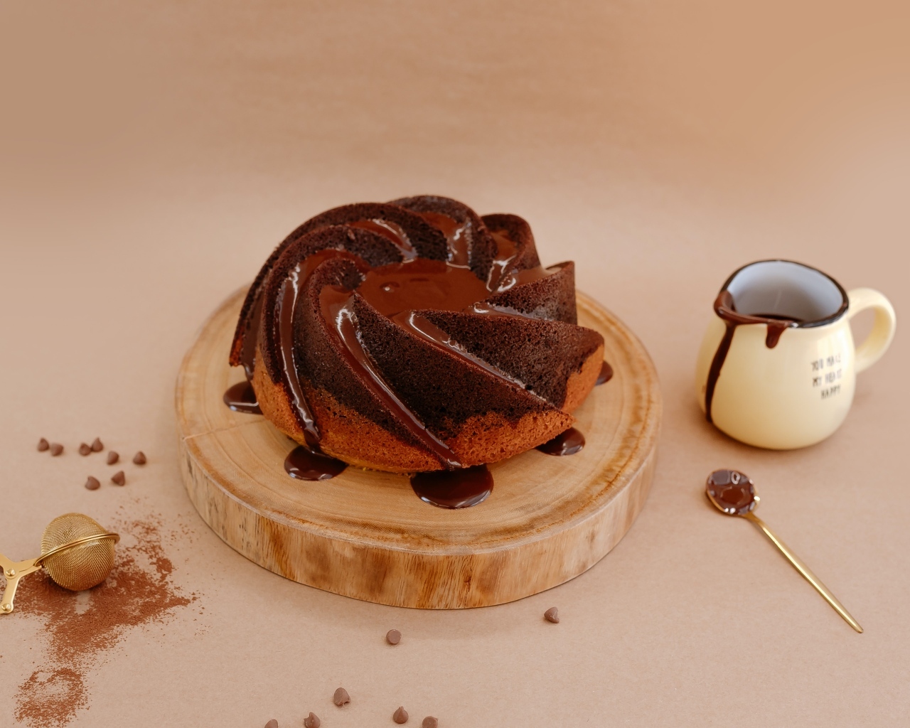 Сладкая выпечка в шоколадной глазури