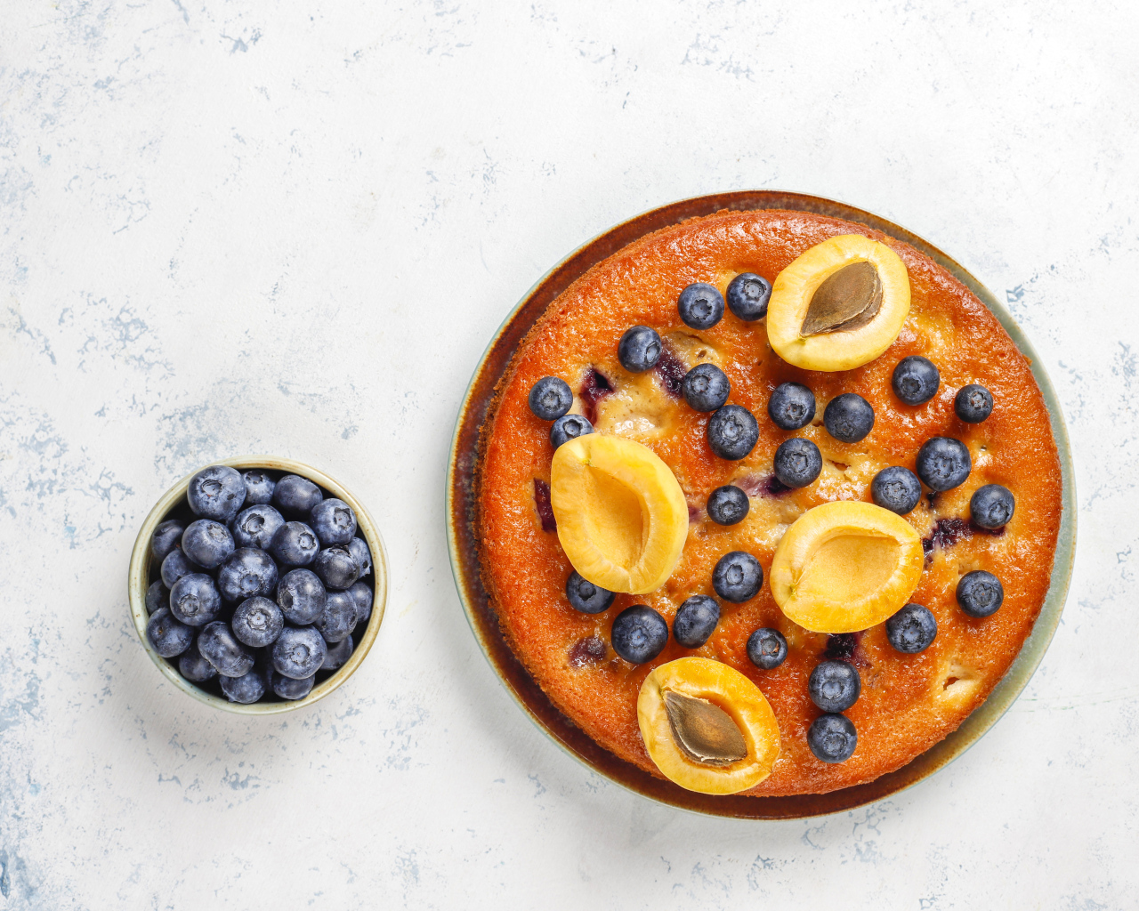 Сладкий пирог с абрикосами и ягодами черники 