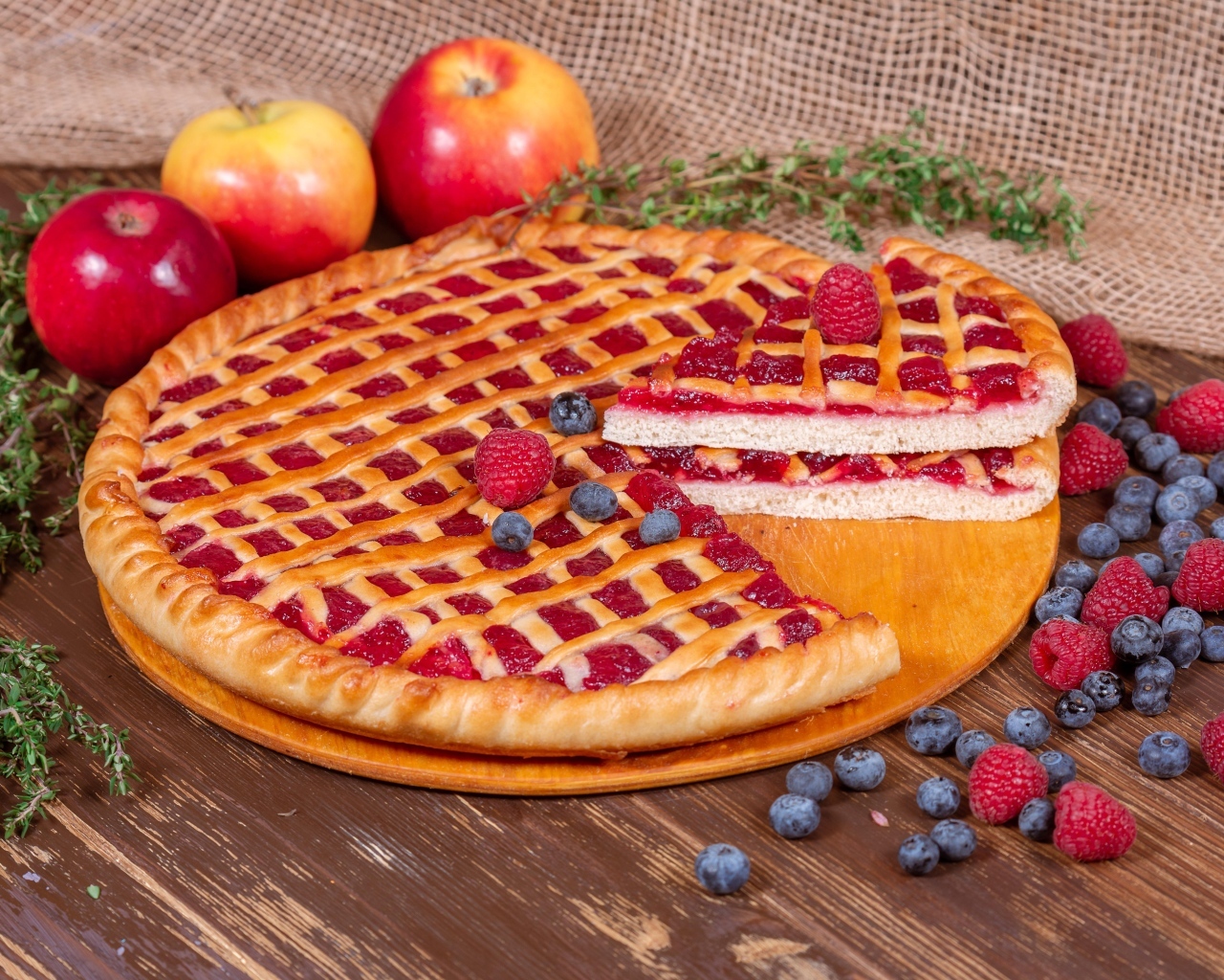 Сладкий пирог с ягодами малины, черники и яблоками