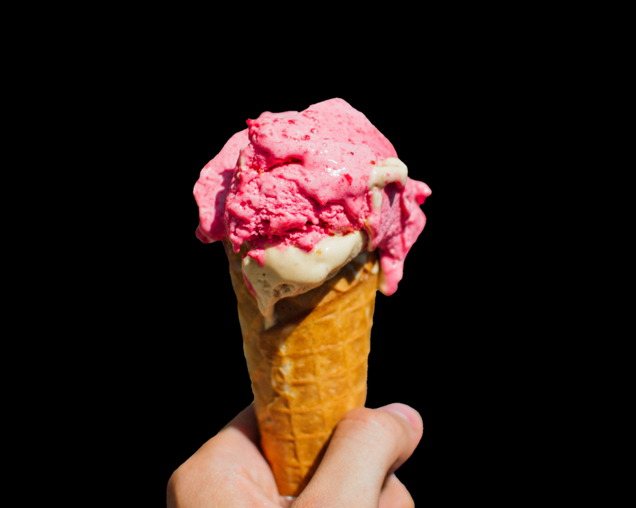 Сладкое малиновое мороженое в вафельном рожке
