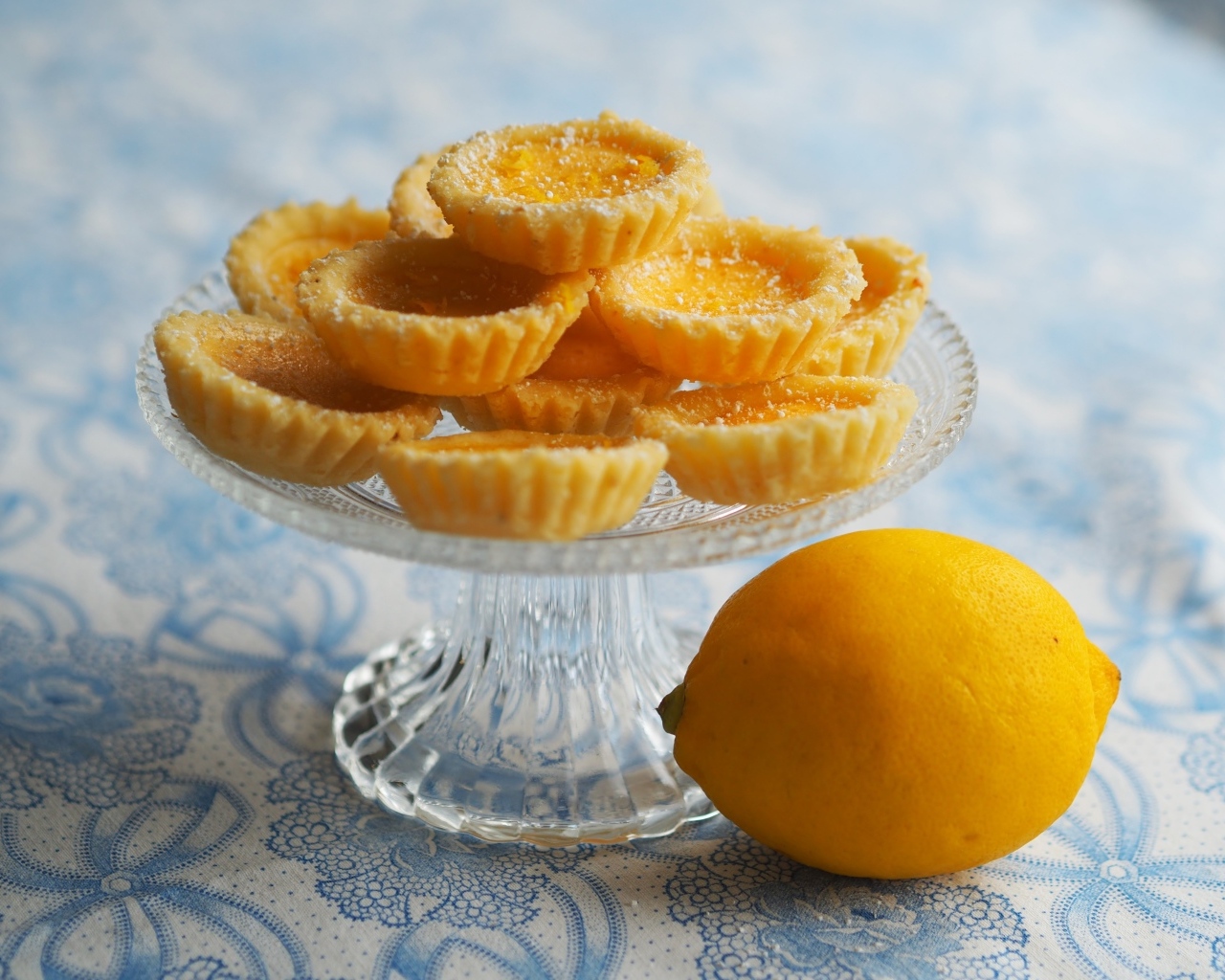 Сладкие песочные корзиночки на столе с лимоном