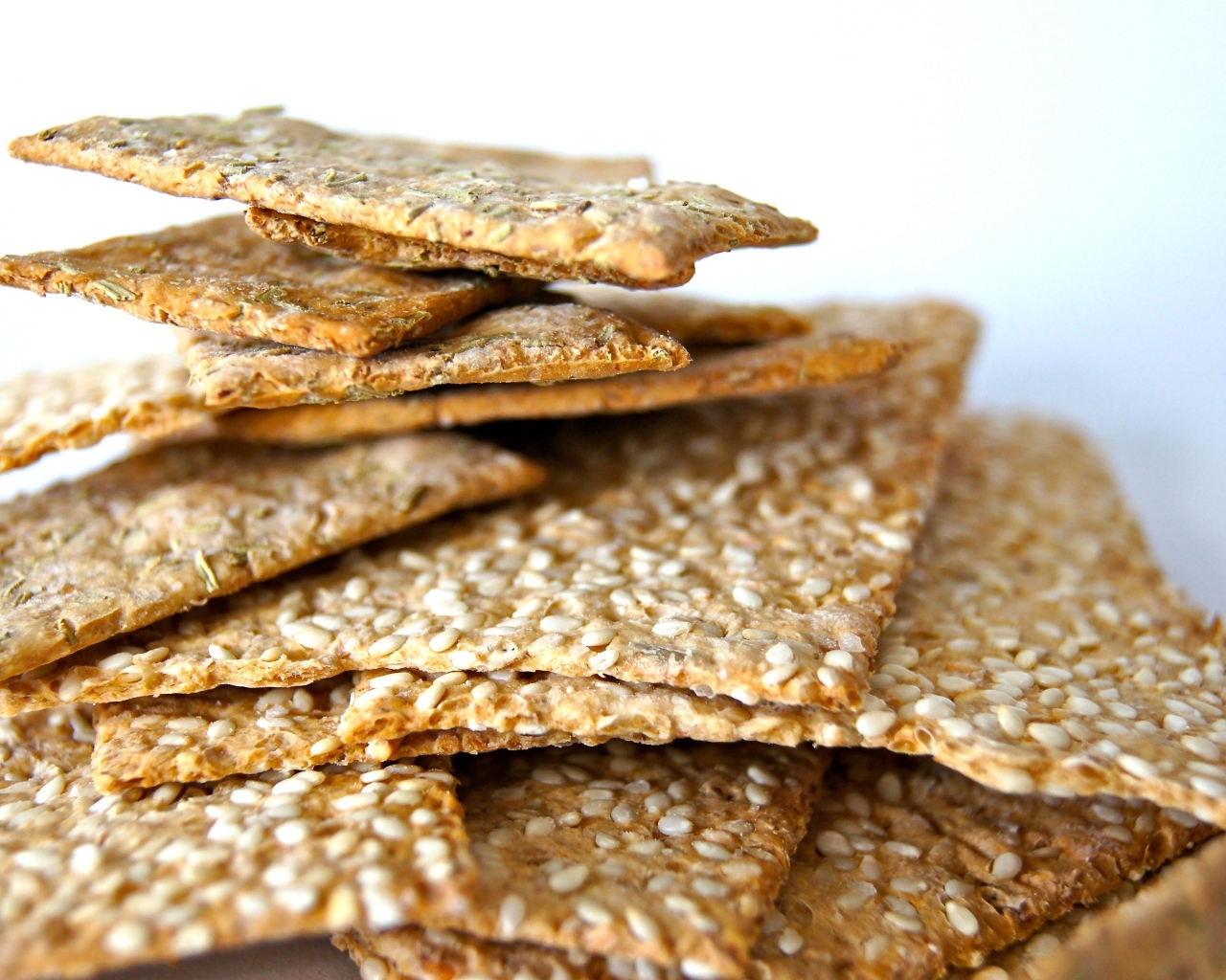 Тонкое сухое печенье с кунжутом