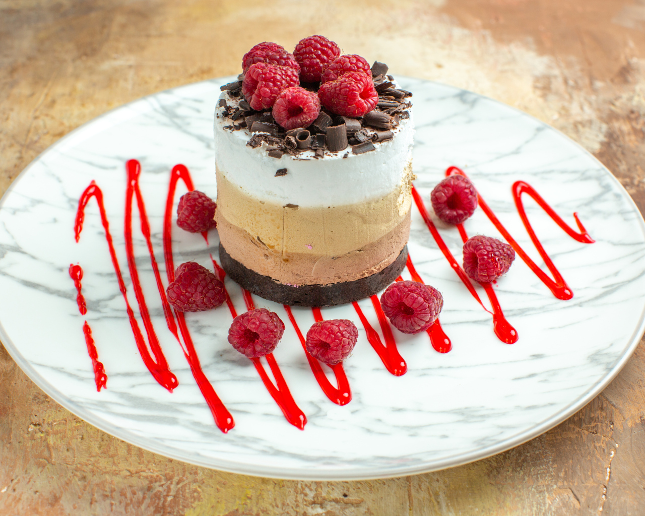 Торт три шоколада с ягодами малины