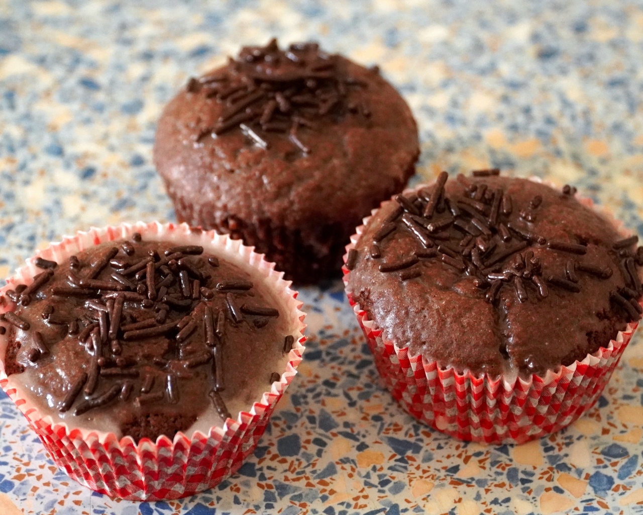 Три шоколадных маффина на столе