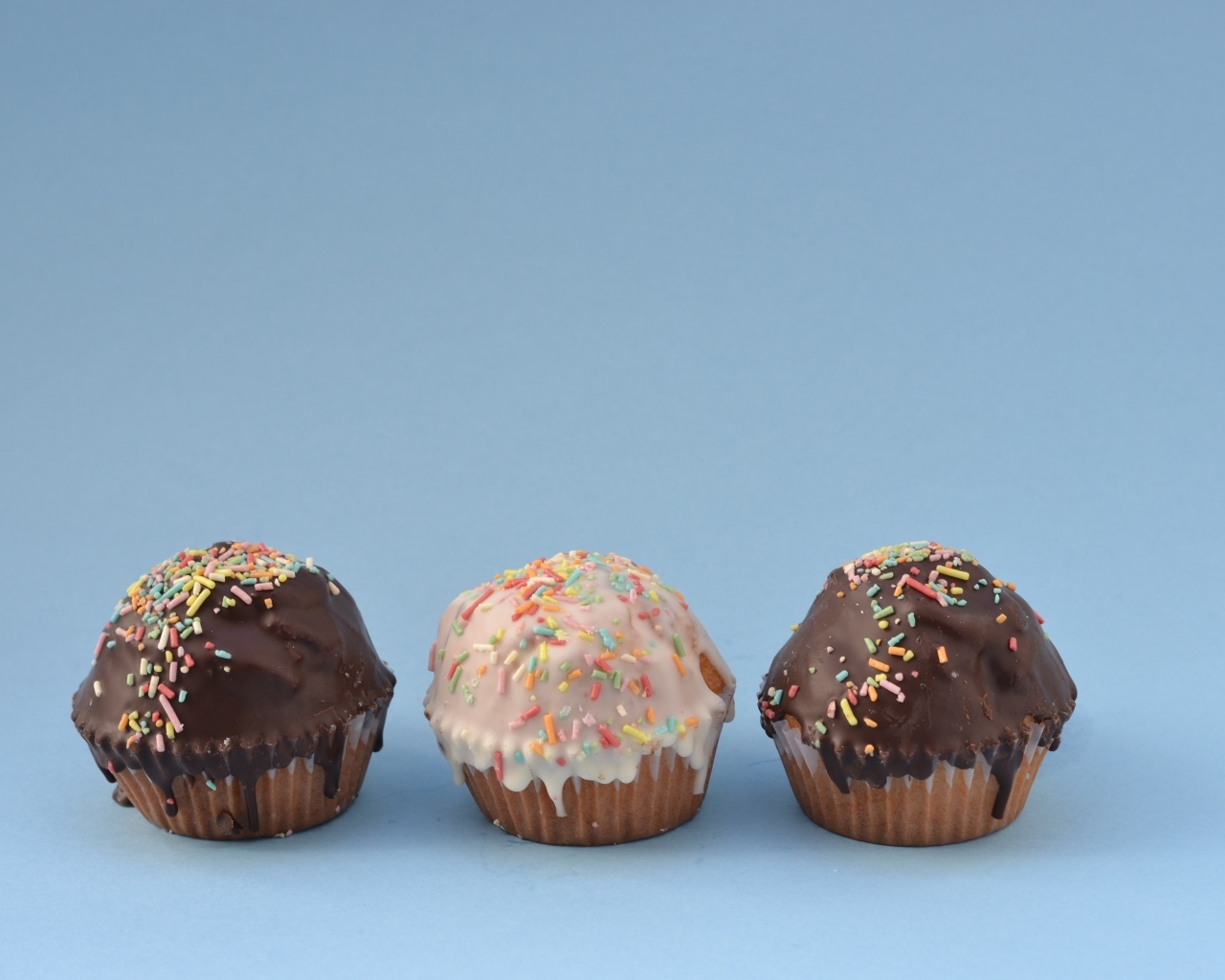 Три маффина на голубом фоне