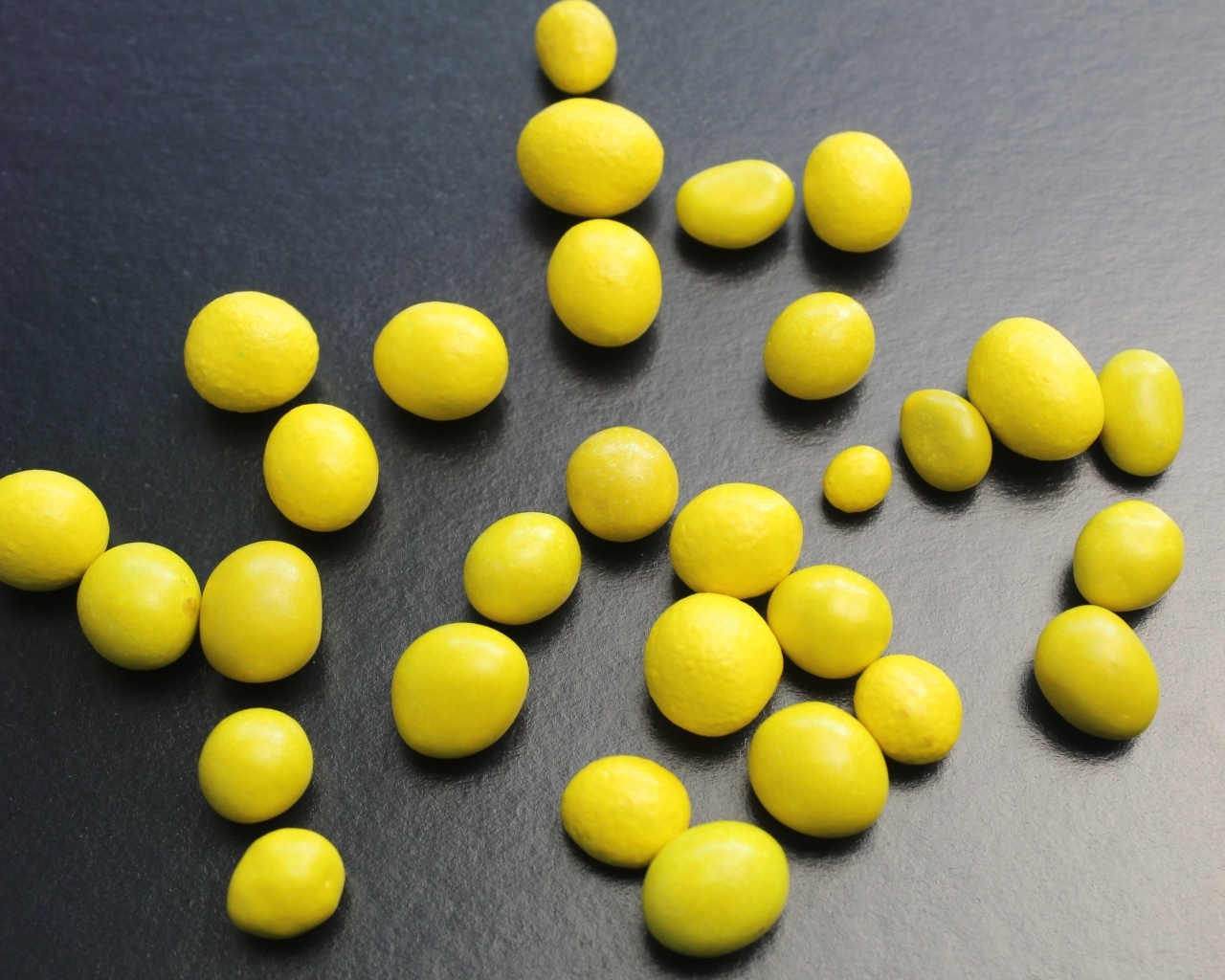 Желтые конфеты на сером столе