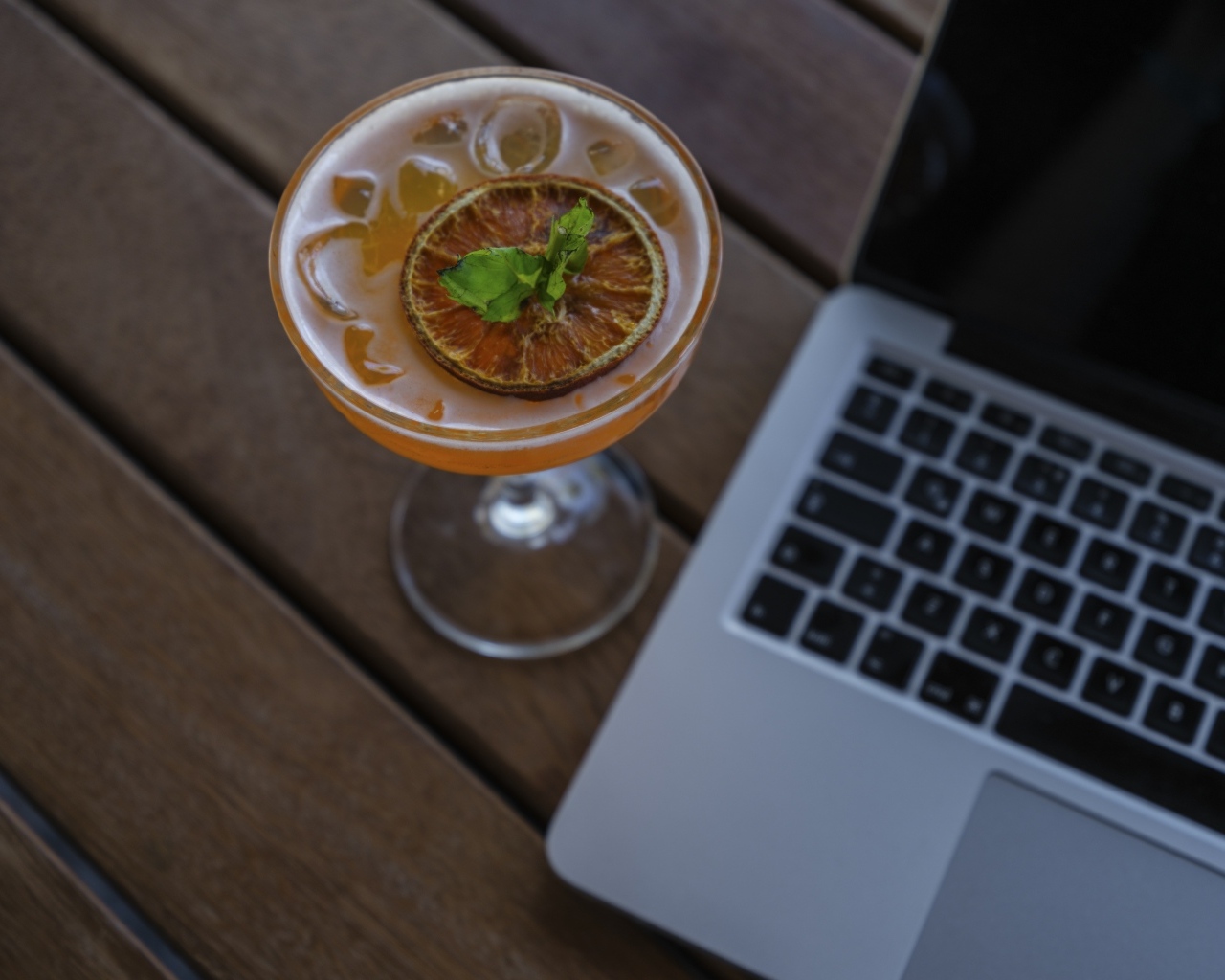 Коктейль со льдом у ноутбука