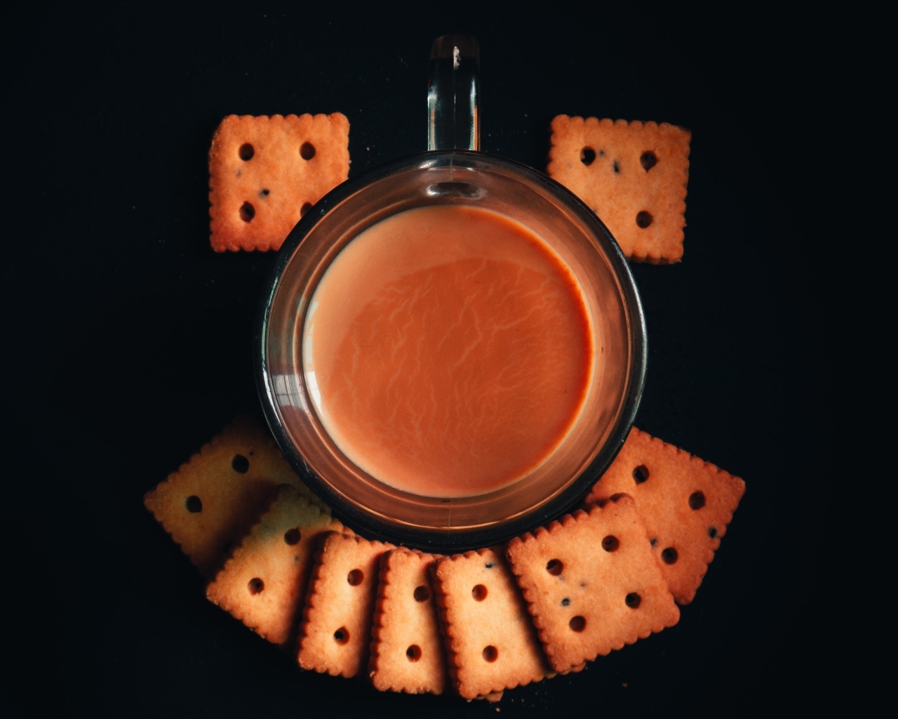 Чашка какао с печеньем на черном фоне