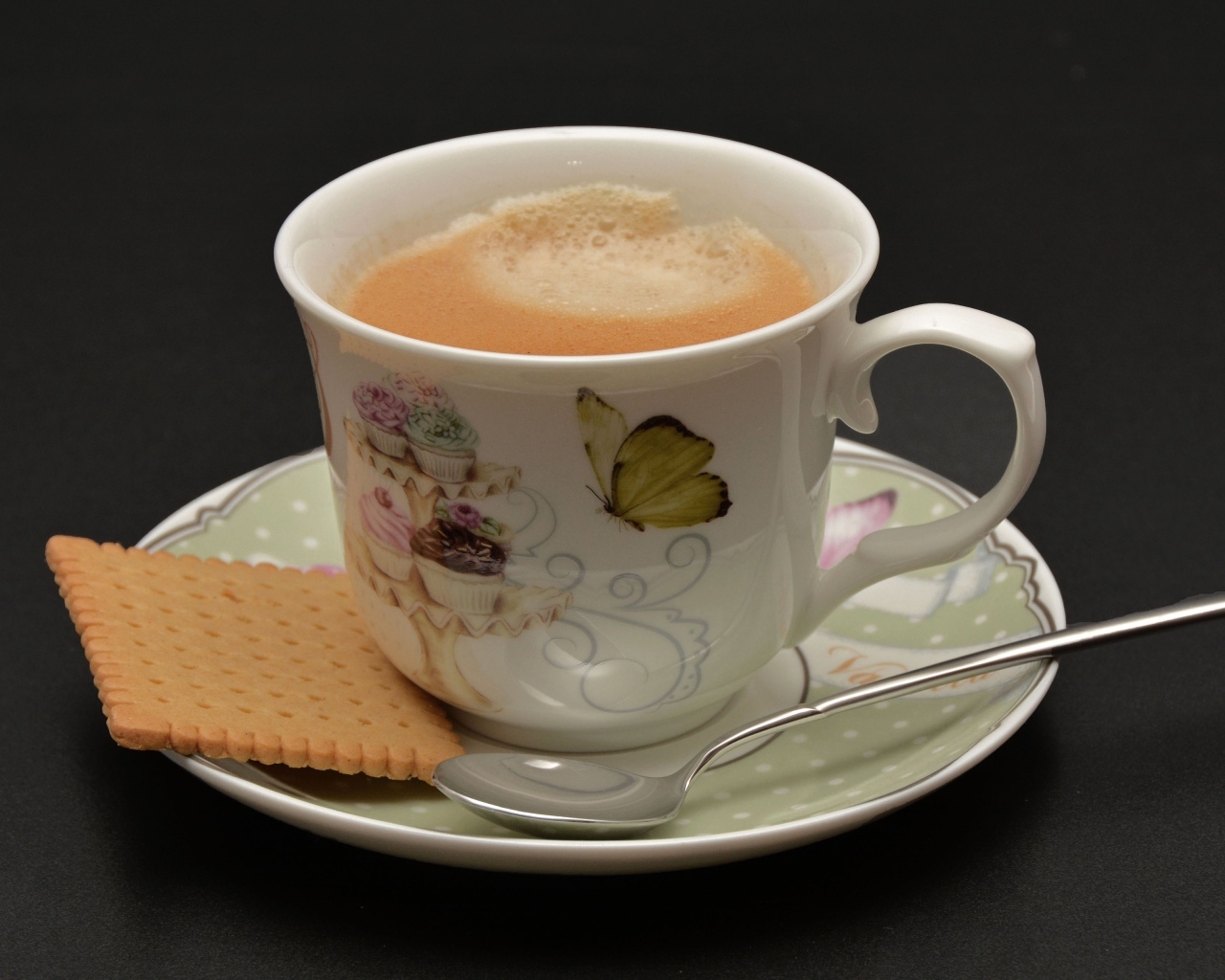 Чашка какао с печеньем на сером фоне