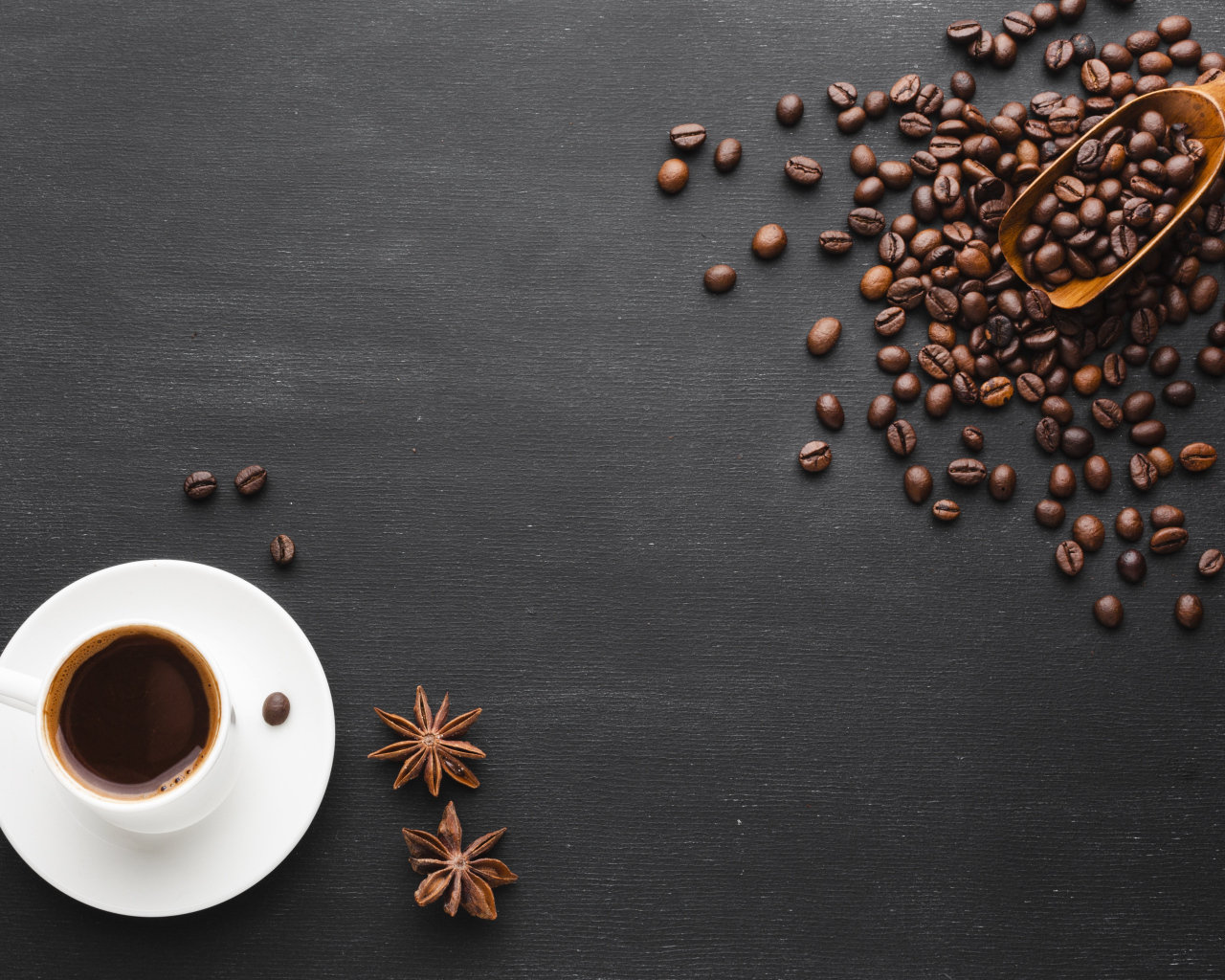Чашка кофе на черном столе с зернами