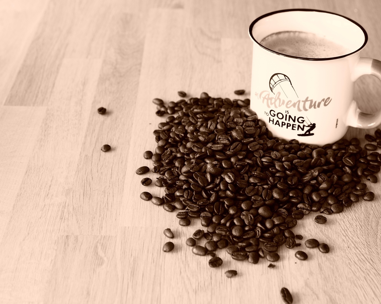 Чашка кофе на деревянном столе с кофейными зернами