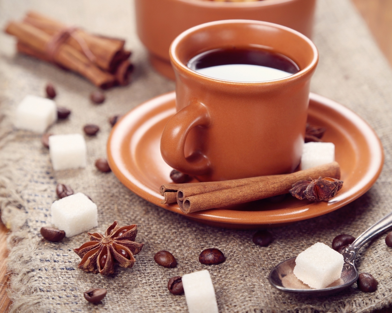 Чашка кофе с корицей, бадьяном и сахаром