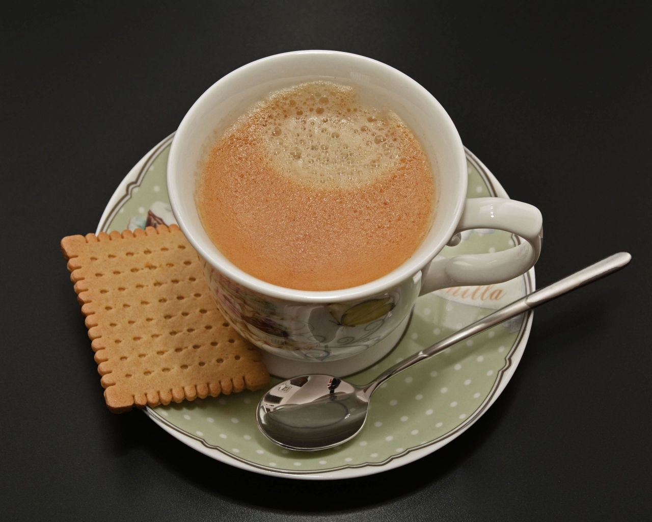 Чашка кофе с печеньем на блюдце