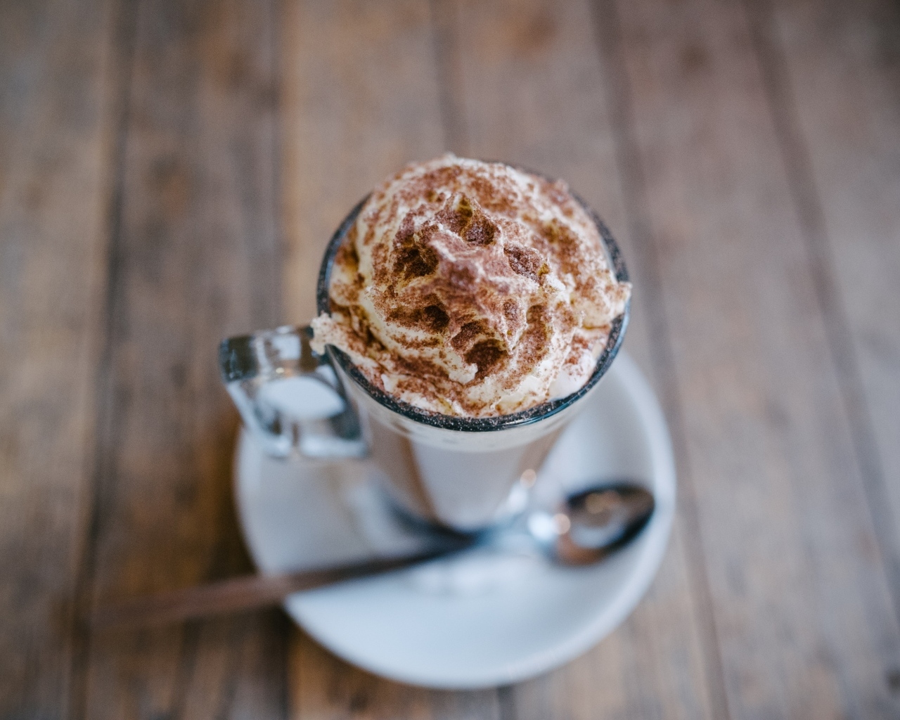 Чашка горячего шоколада со взбитыми сливками