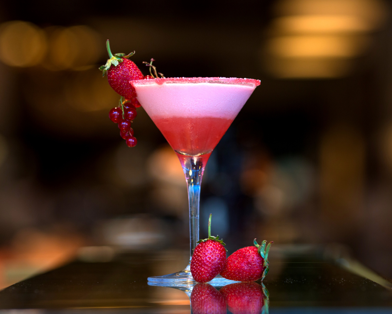 Фруктовый коктейль со свежей клубникой