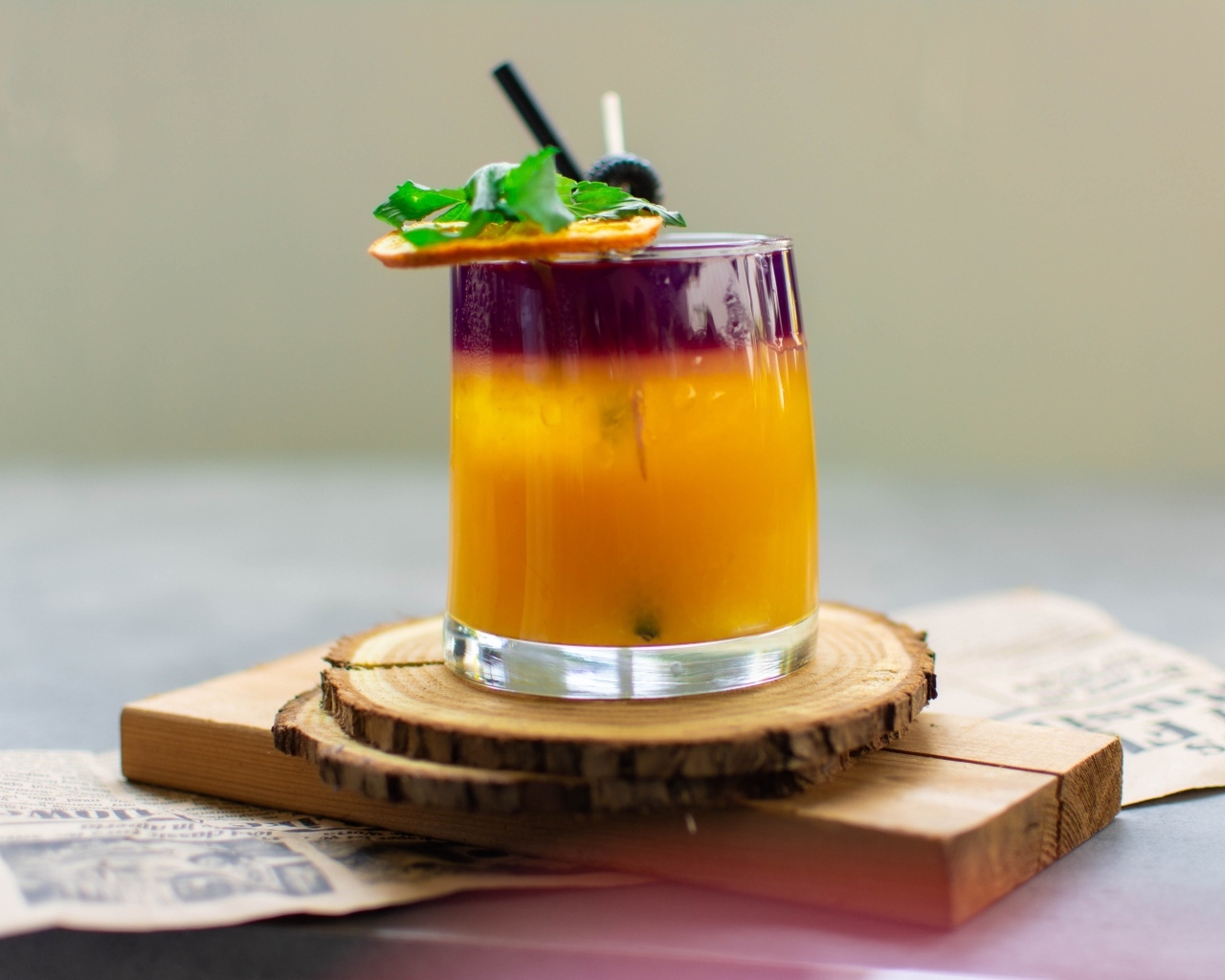 Стакан напитка на деревянной подставке