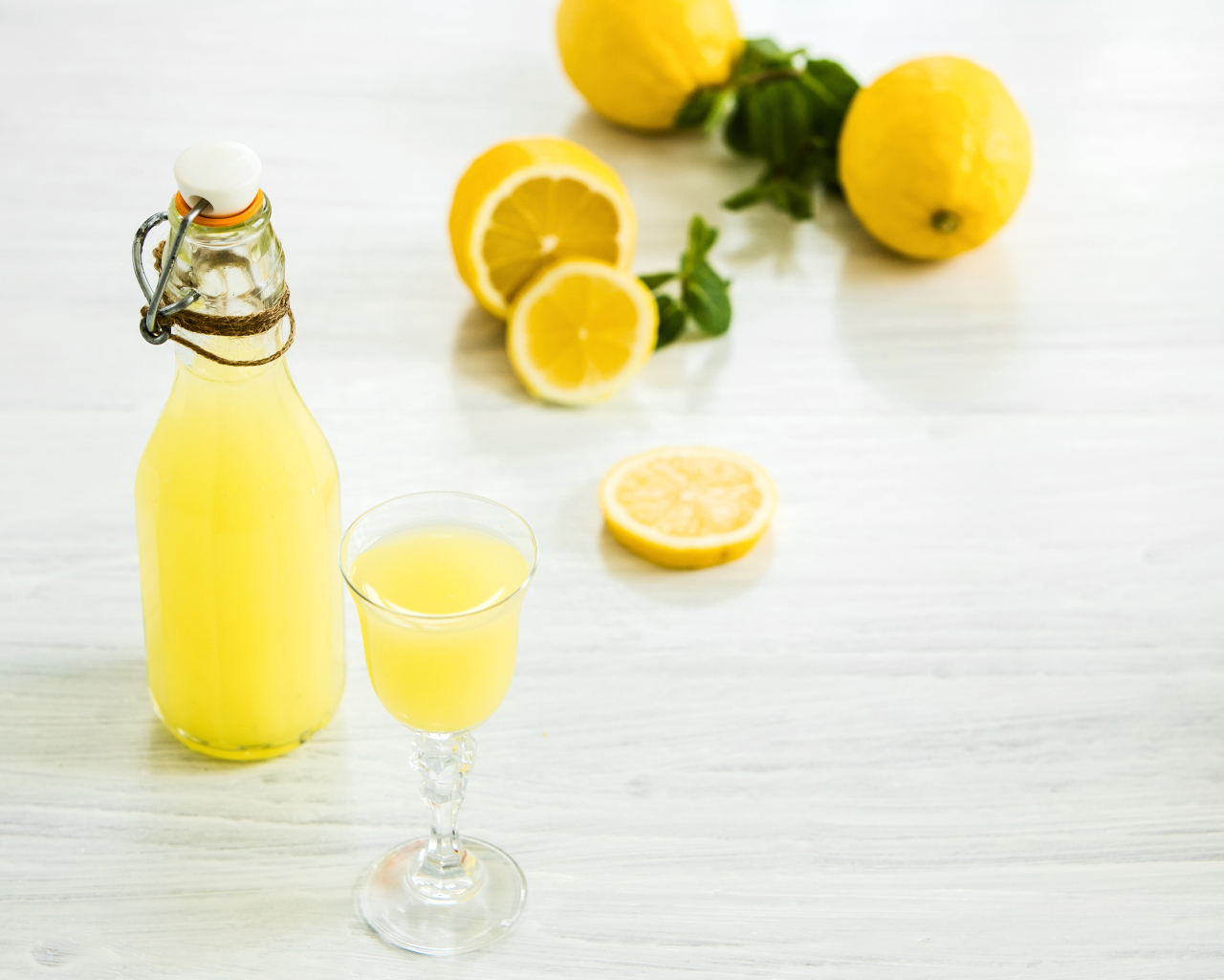 Итальянский традиционный ликер лимончелло с лимоном