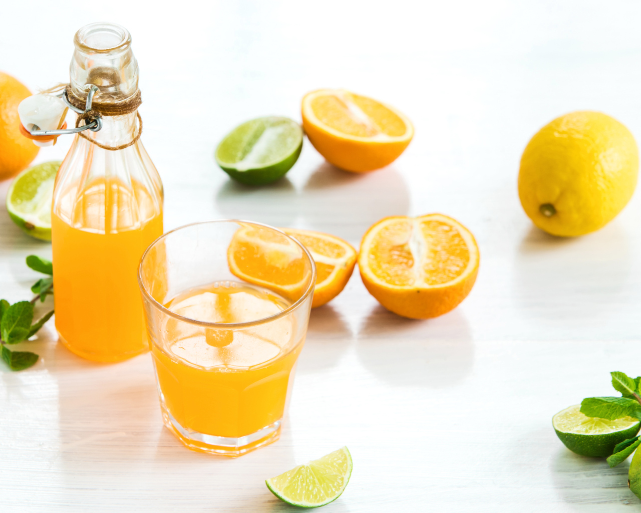 Апельсиновый сок на столе с фруктами
