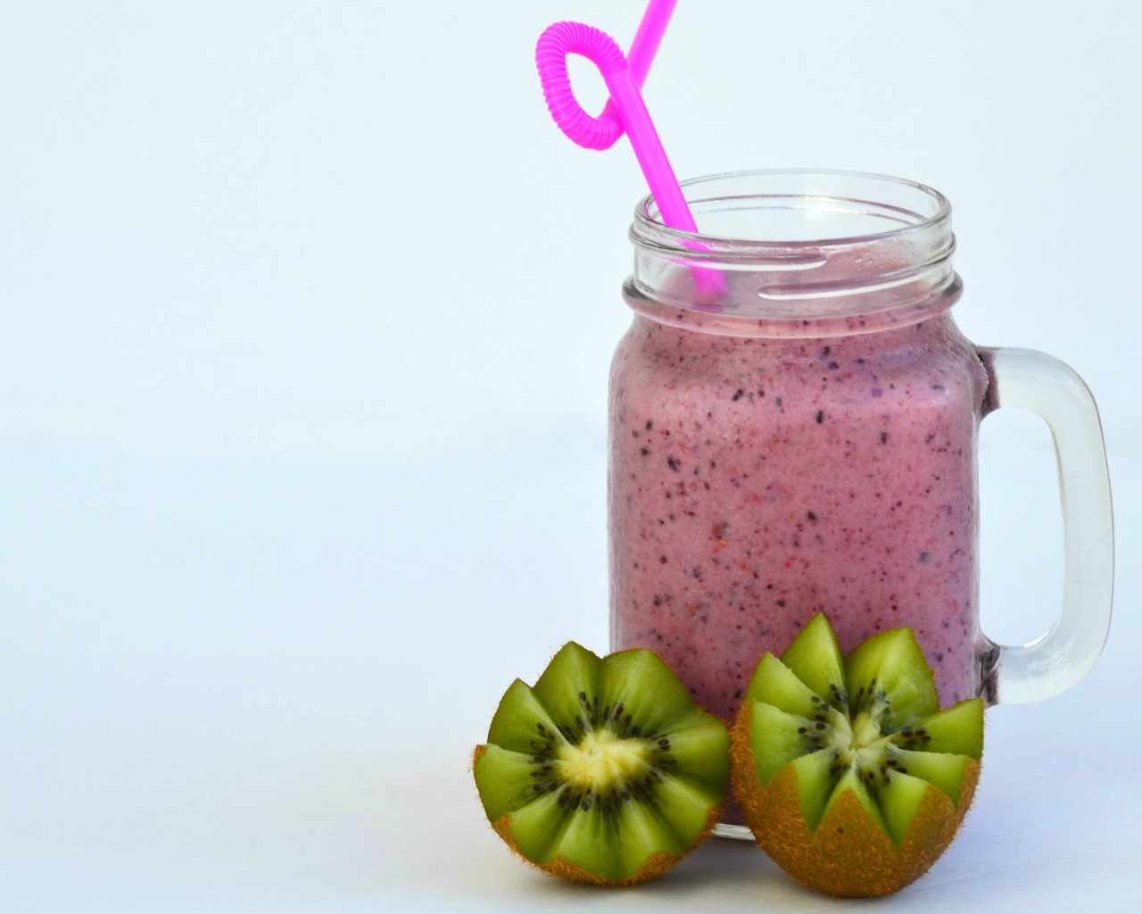 Розовый ягодный смузи на столе с киви