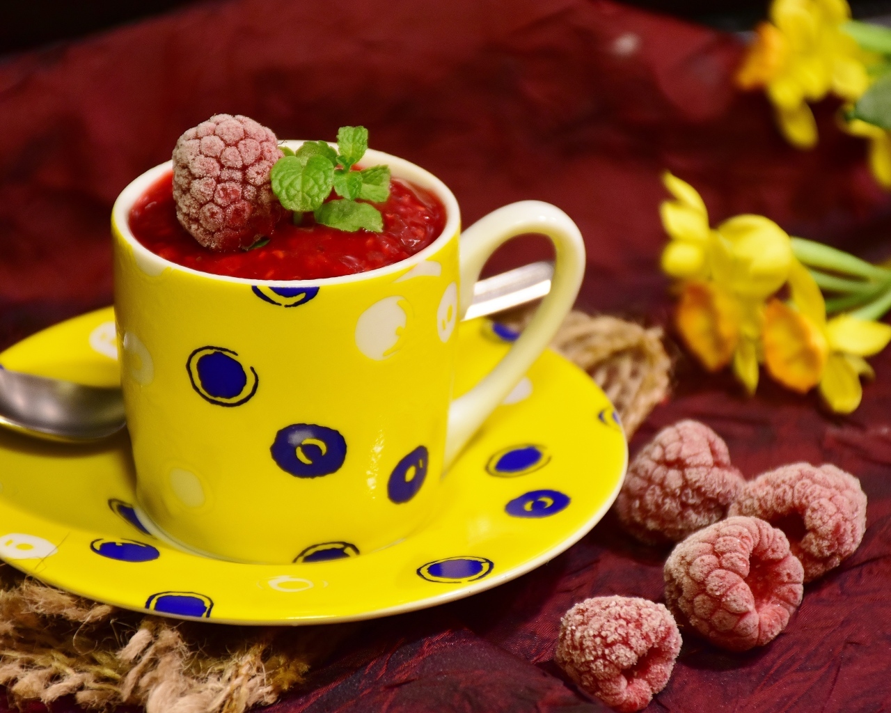 Малиновый сорбет в желтой чашке