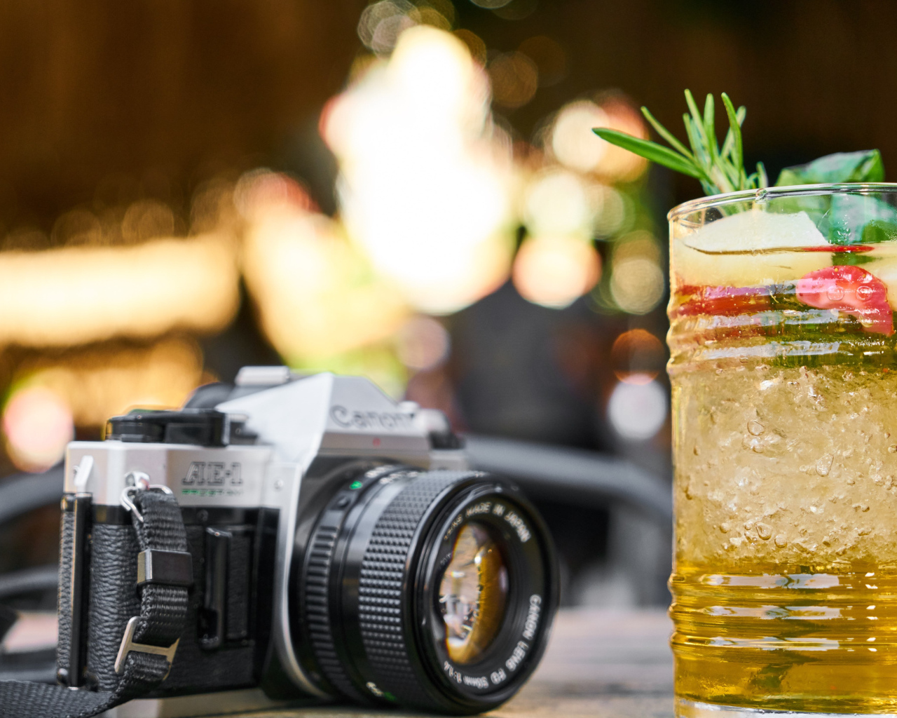 Ретро фотоаппарат с коктейлем на столе