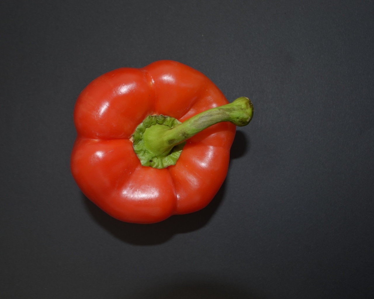 Сладкий красный перец на сером фоне