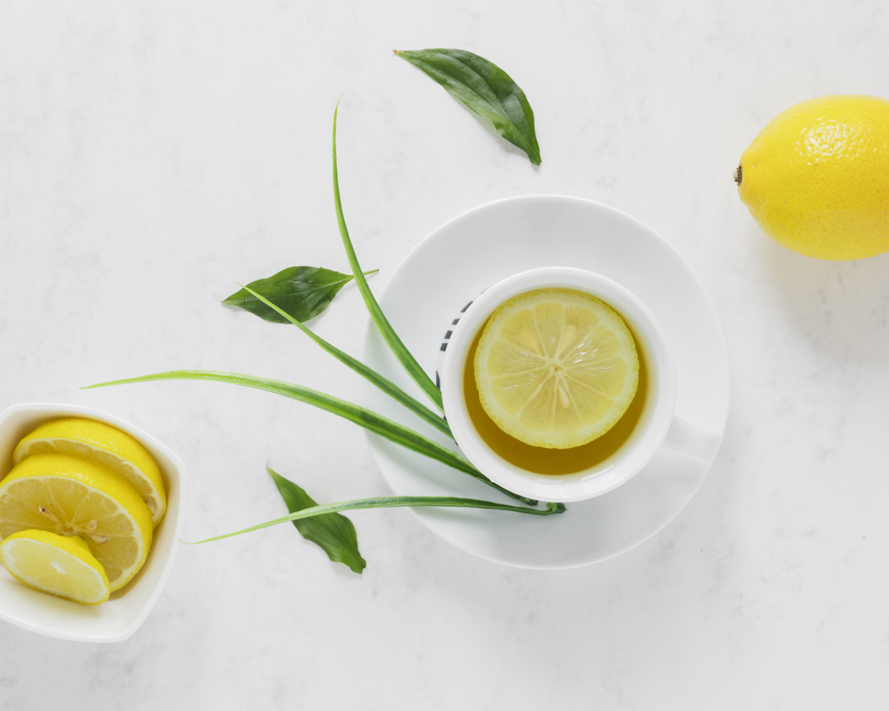 Чай в чашке на столе с кислым лимоном