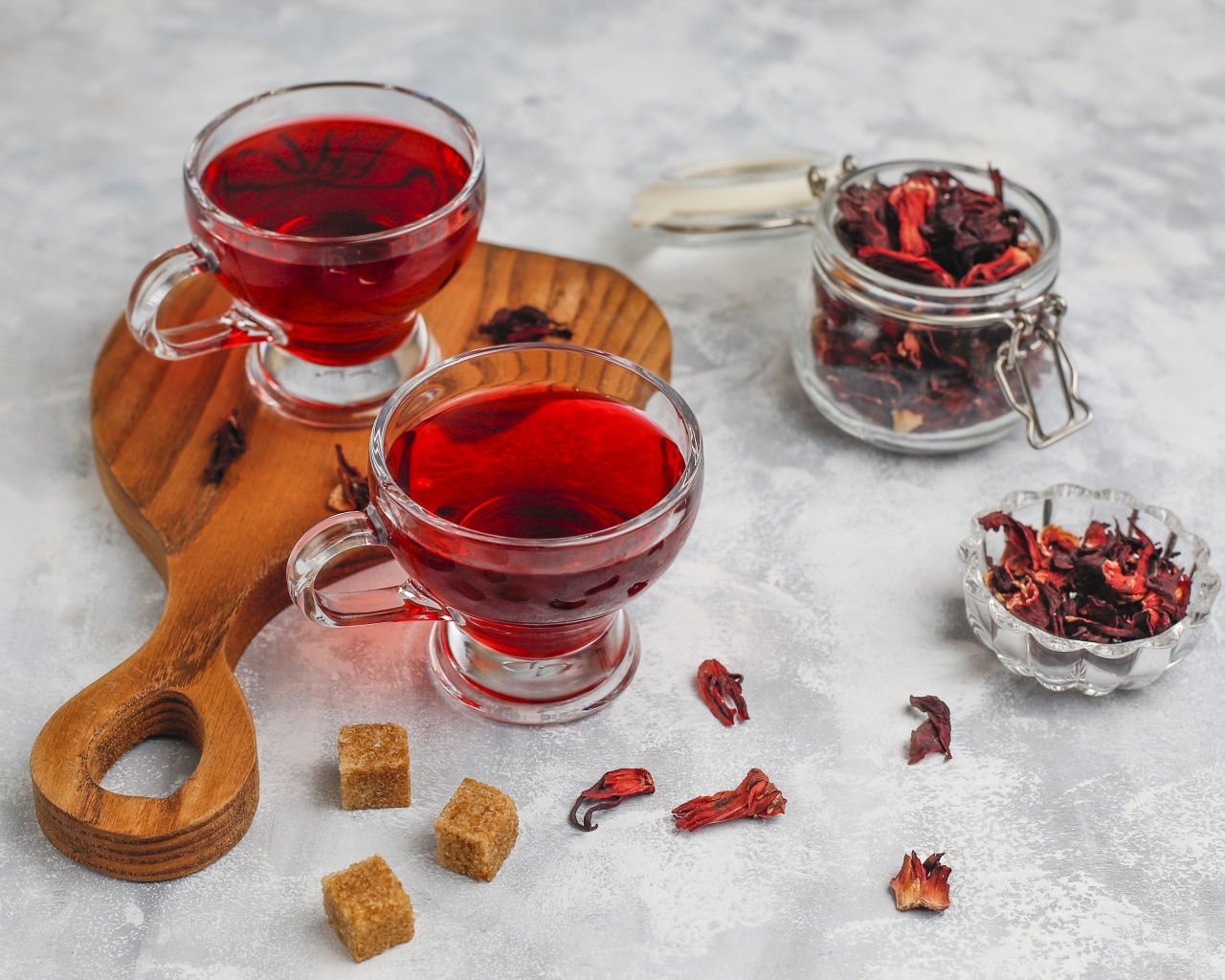 Две чашки чая каркаде на столе с заваркой 