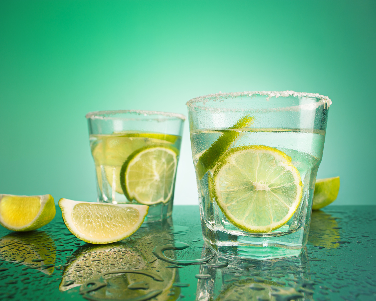 Два стакана коктейля с кусочками лайма