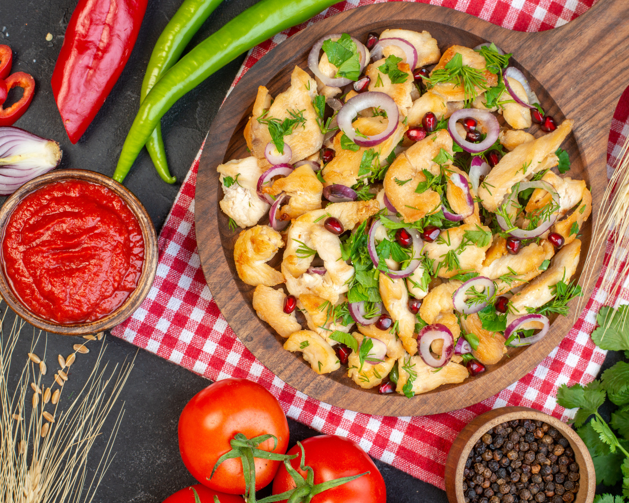 Запеченная курица со специями и соусом на столе