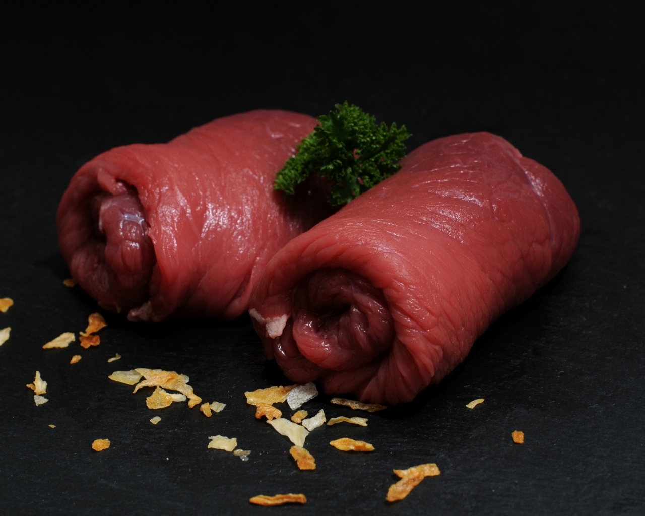 Рулетики из говядины на черном столе