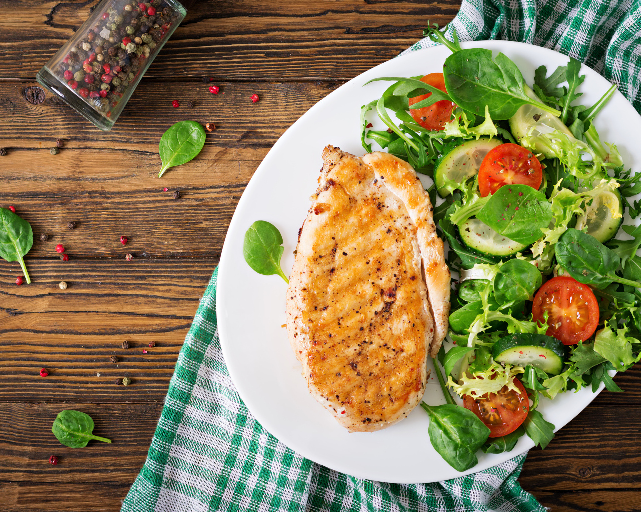 Жареная куриная грудка на тарелке с салатом