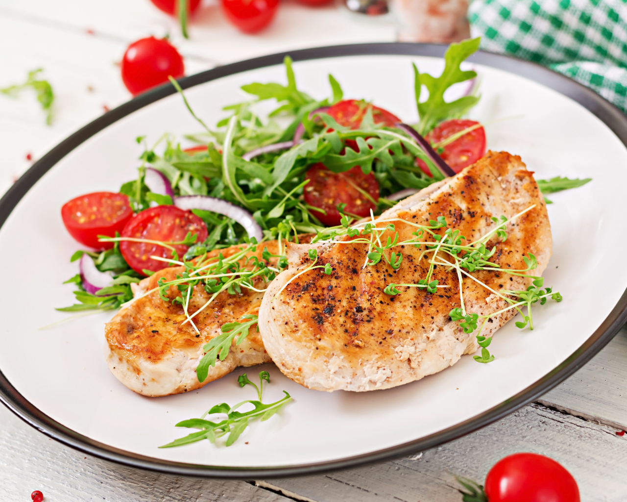 Жареная курица на тарелке с салатом