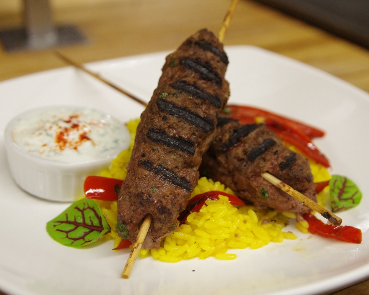 Люля кебаб на тарелке с рисом