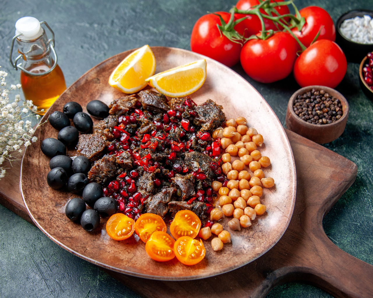 Мясо с овощами на тарелке