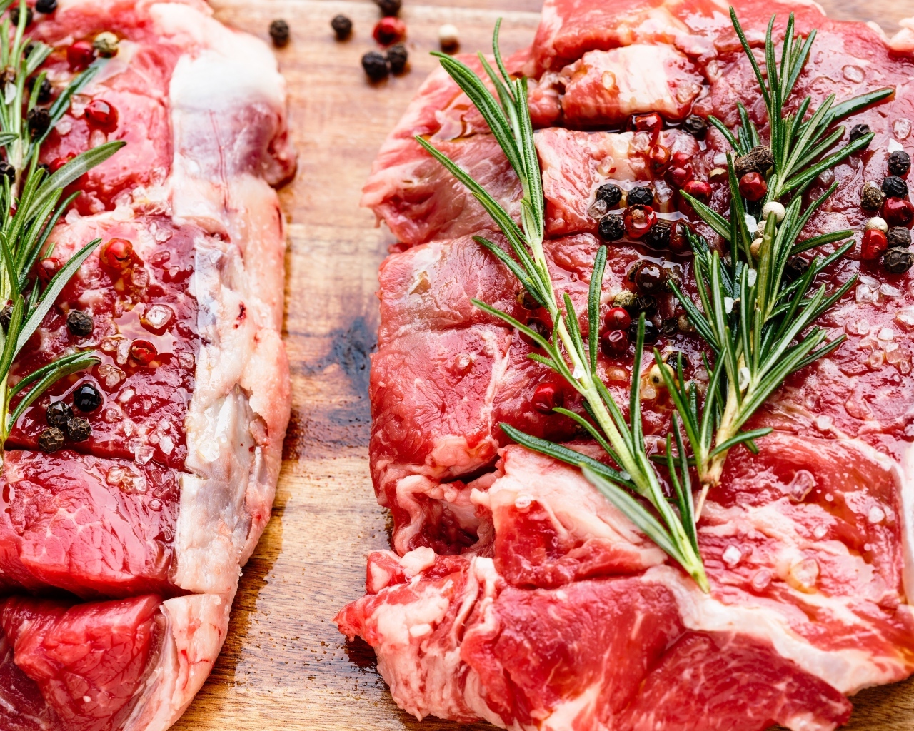 Кусок свежего мяса с перцем и розмарином