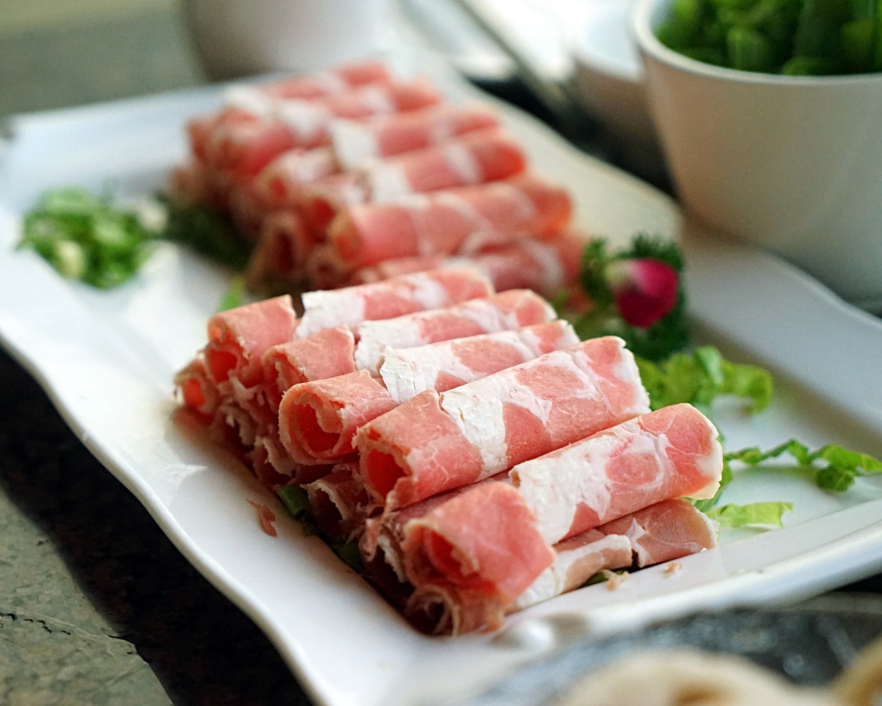 Рулетики из прошутто на столе