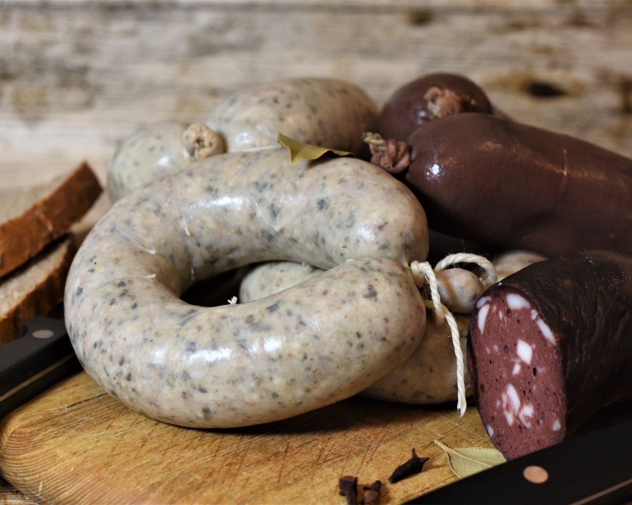 Сырая кровяная и ливерная колбаса