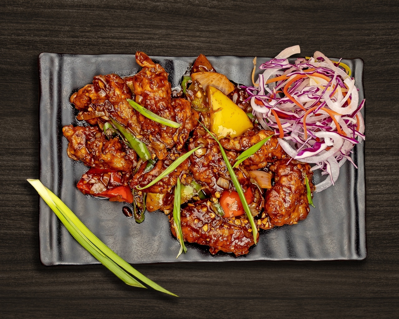 Острые куриные крылышки с салатом на тарелке