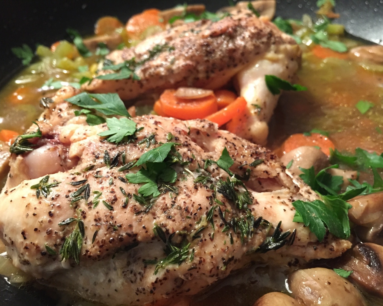 Тушеная курица с овощами и зеленью