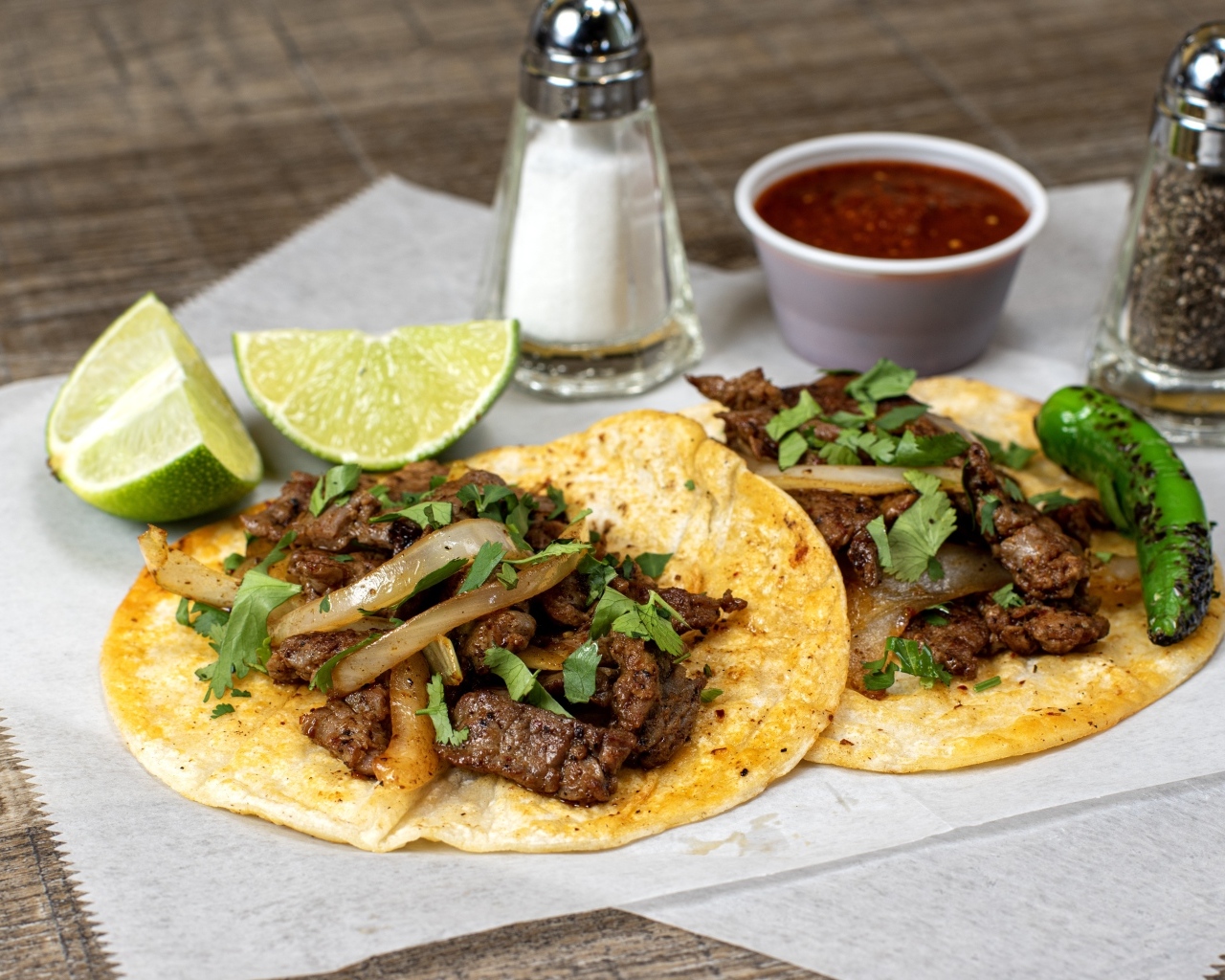 Блюдо тако с лепешками с начинкой