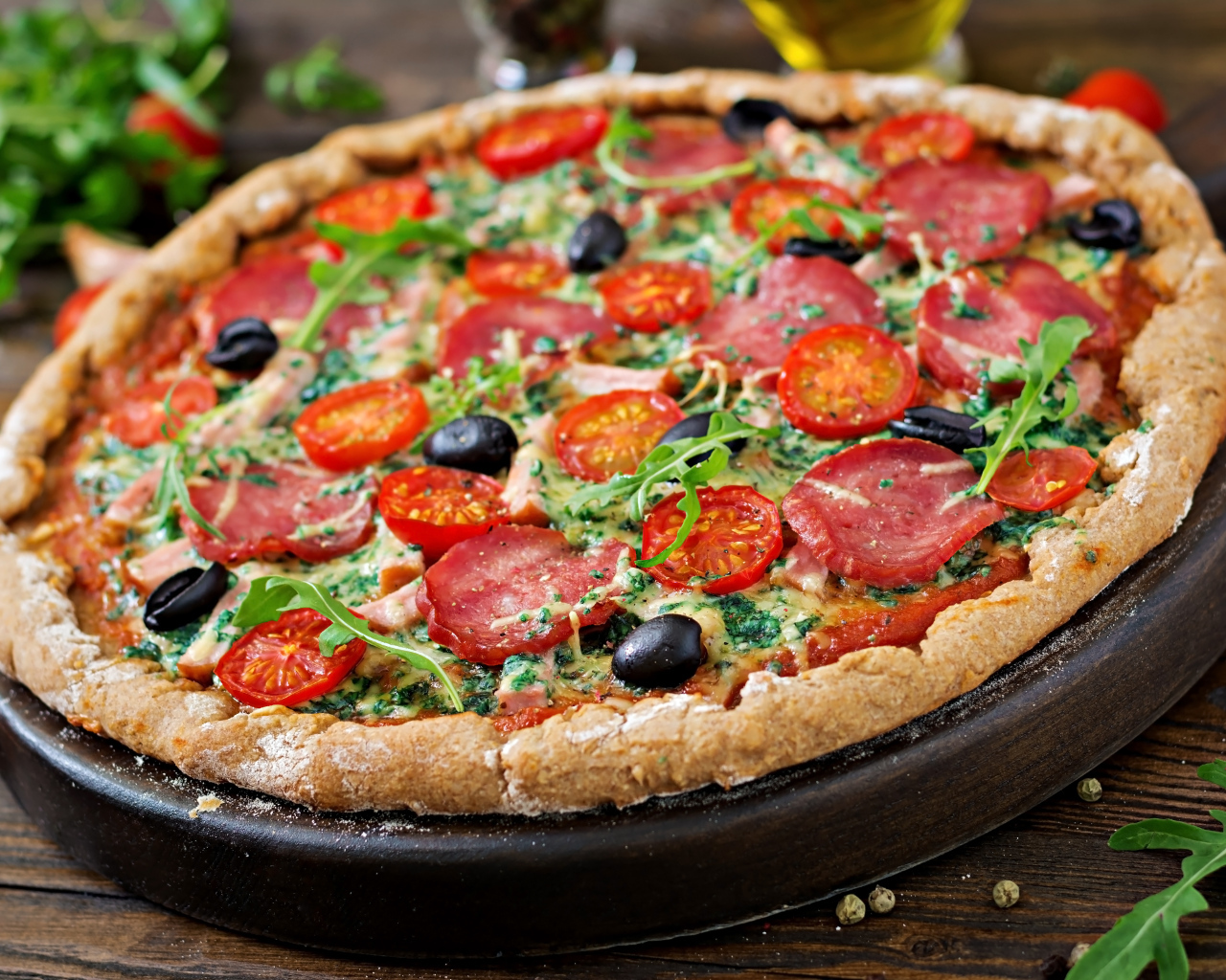 Аппетитная пицца с колбасой и помидорами