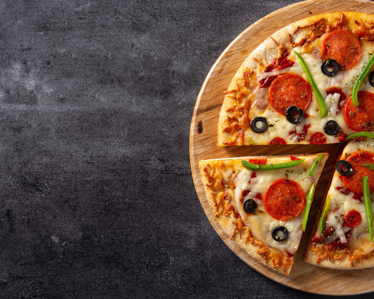 Аппетитная пицца с колбасой на столе