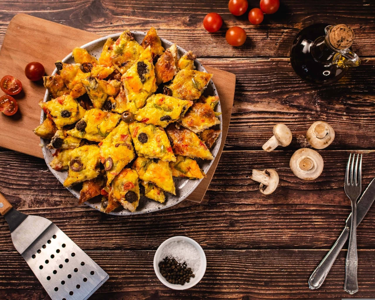 Кусочки пиццы с грибами на тарелке на столе