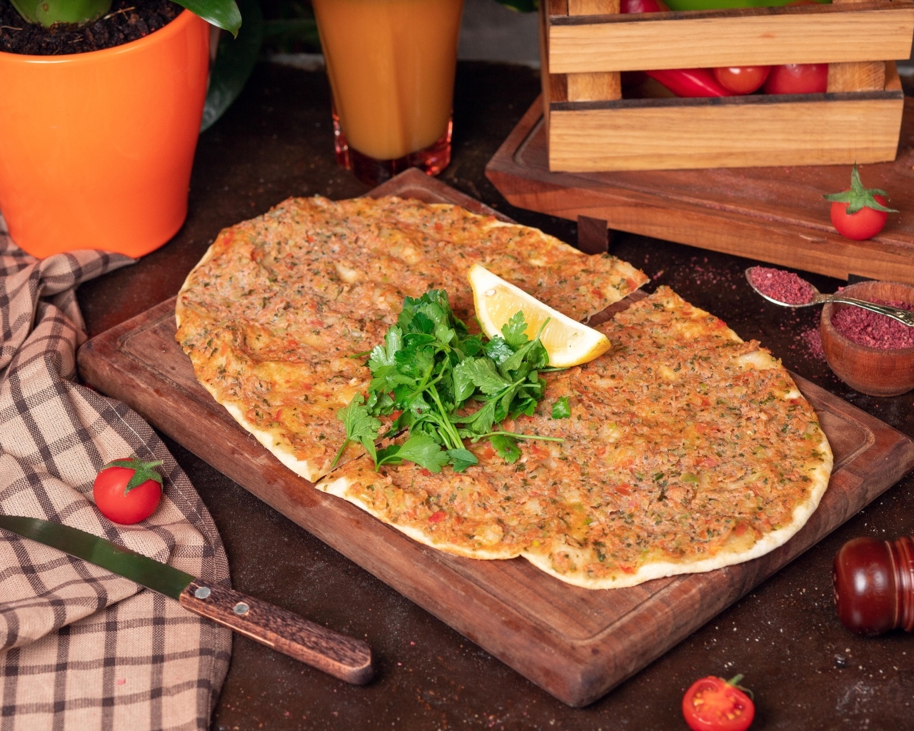 Турецкая пицца Лахмаджун на столе