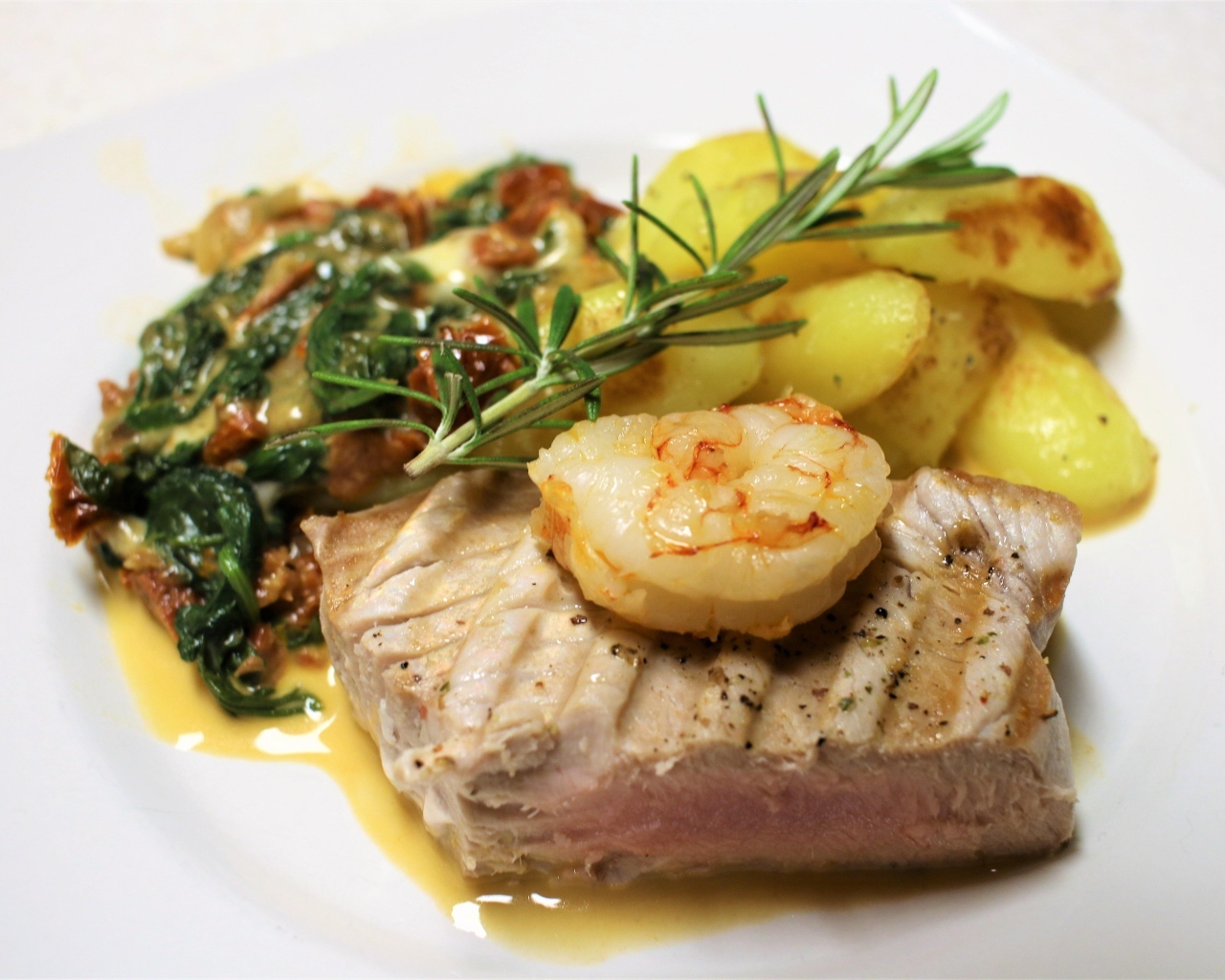 Запеченный тунец на тарелке с овощами