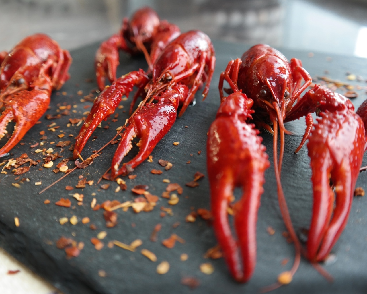 Вареные красные раки на столе