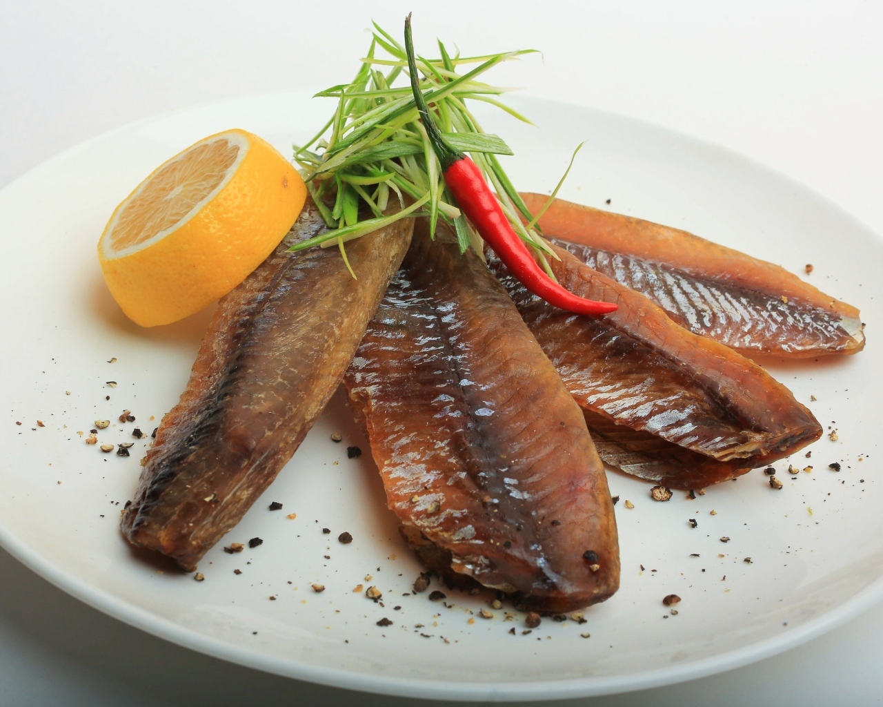 Вяленая вобла на тарелке с лимоном