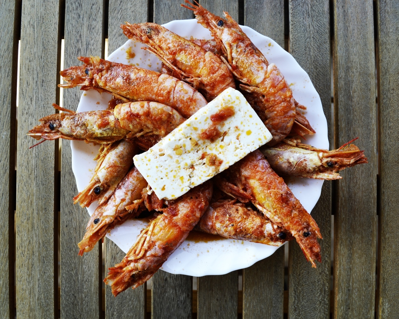 Жареные креветки на тарелке с сыром